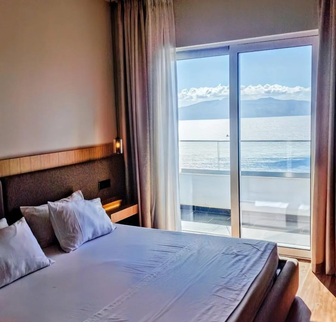 Sunset Shoreline Saranda - Sea View - Free Private Parking - Pool Hotel