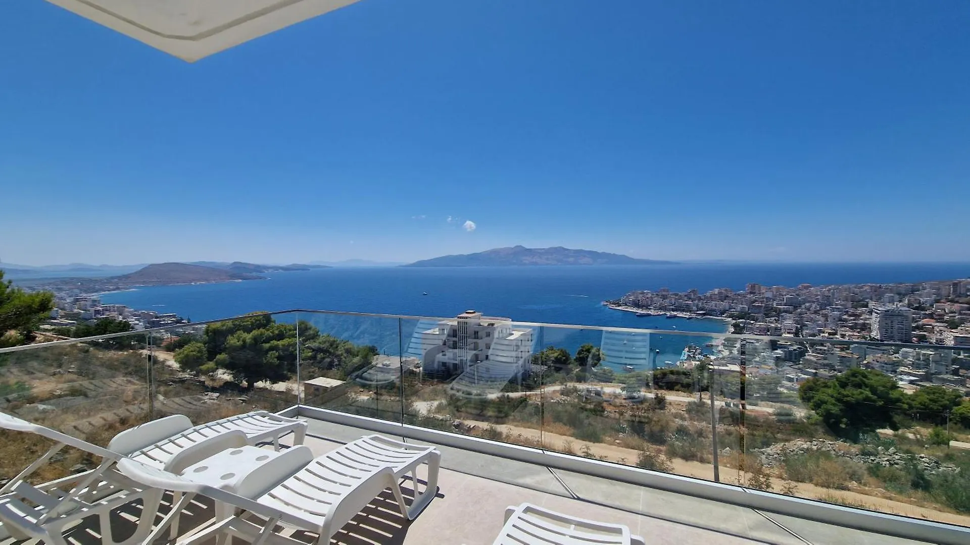 Sunset Shoreline Saranda - Sea View - Free Private Parking - Pool 4*, סרנדה