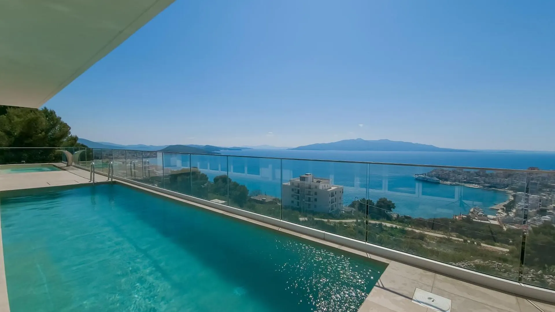 Sunset Shoreline Saranda - Sea View - Free Private Parking - Pool 4*,