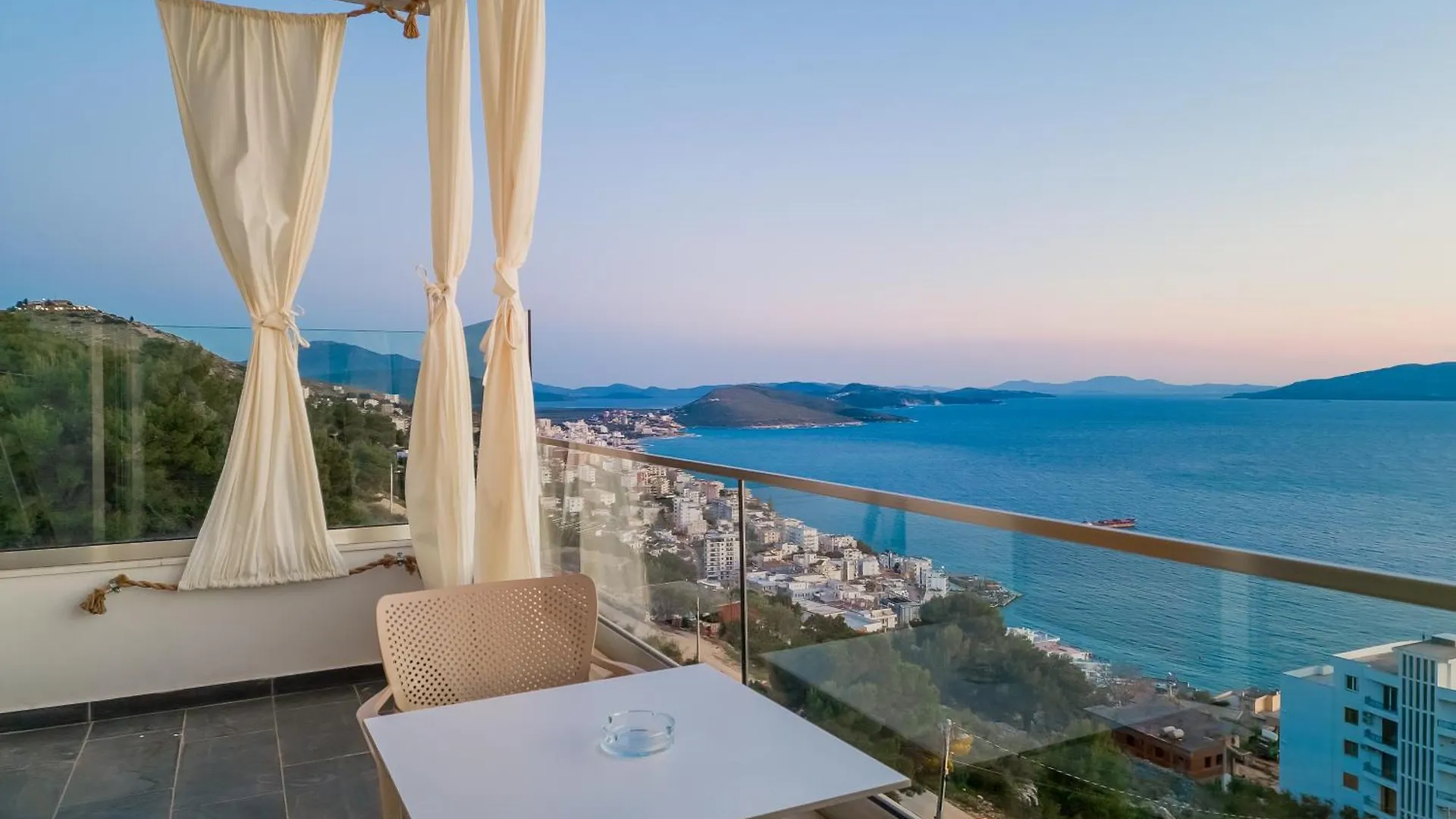 Sunset Shoreline Saranda - Sea View - Free Private Parking - Pool 4*,