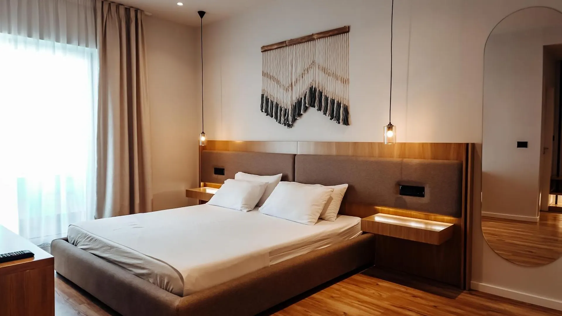Sunset Shoreline Saranda - Sea View - Free Private Parking - Pool 4*,  Albania
