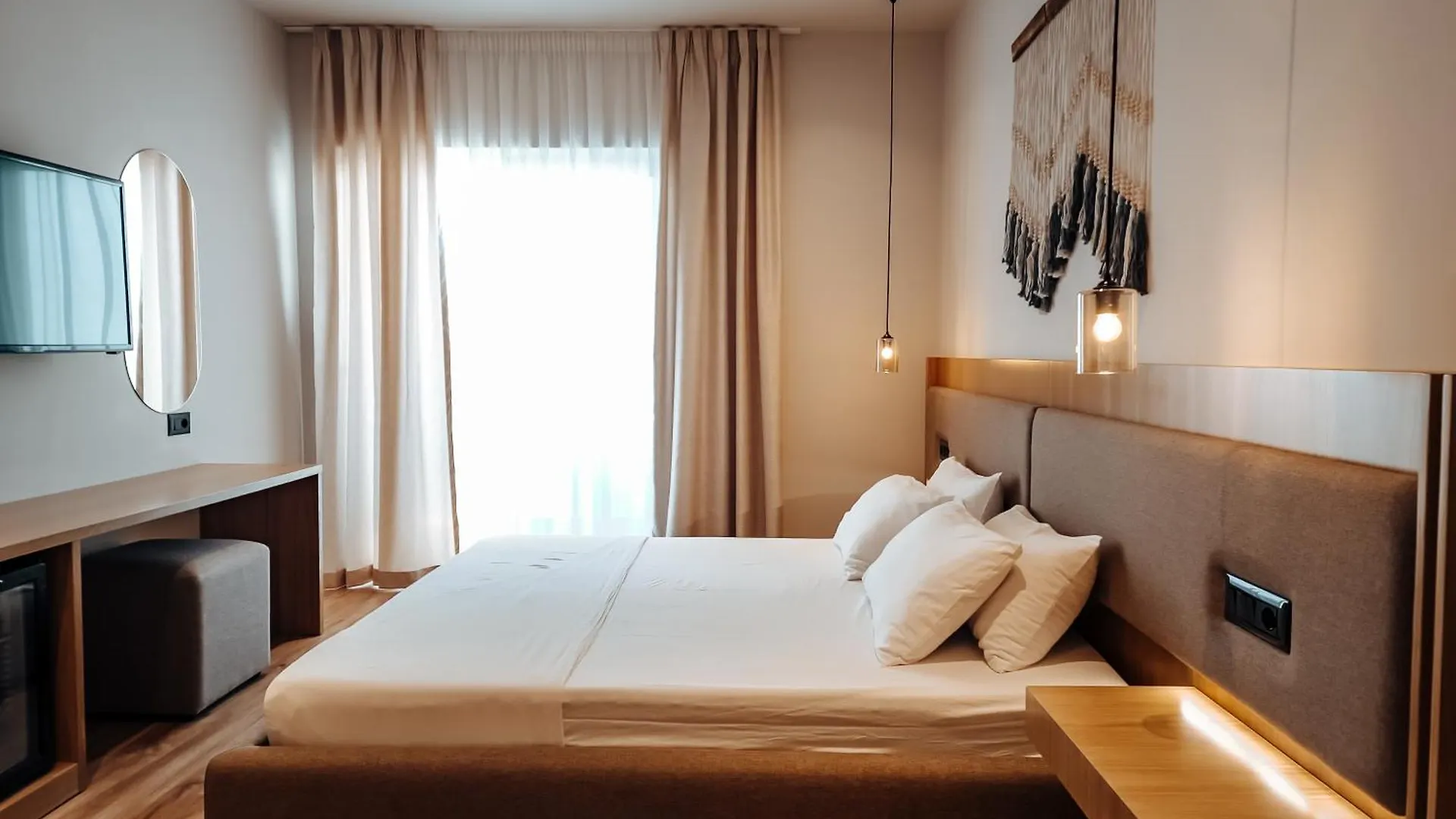 Sunset Shoreline Saranda - Sea View - Free Private Parking - Pool 4*,  Albania