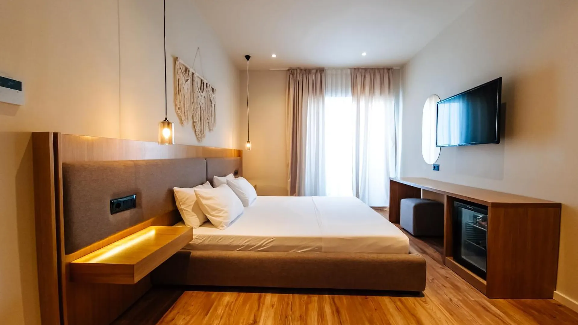 Sunset Shoreline Saranda - Sea View - Free Private Parking - Pool Hotel