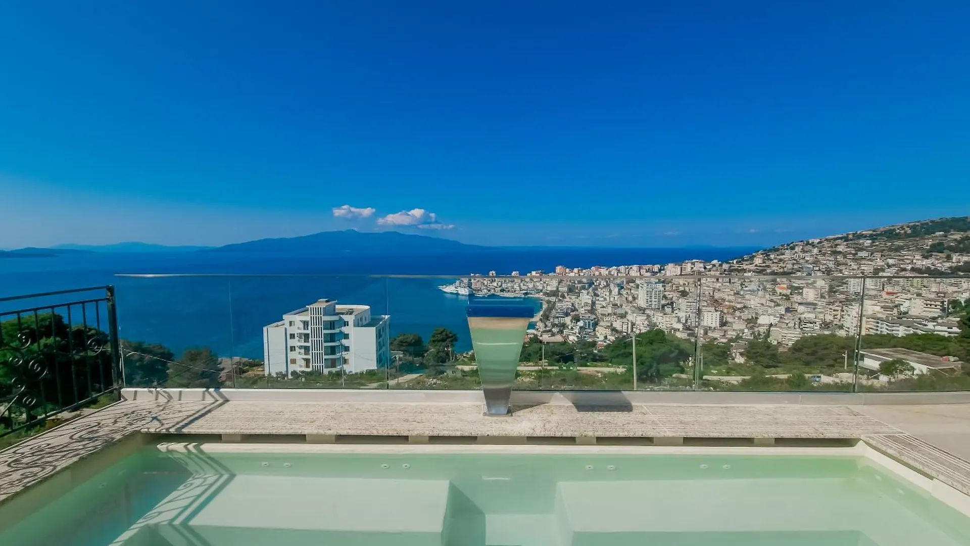Sunset Shoreline Saranda - Sea View - Free Private Parking - Pool 4*, סרנדה