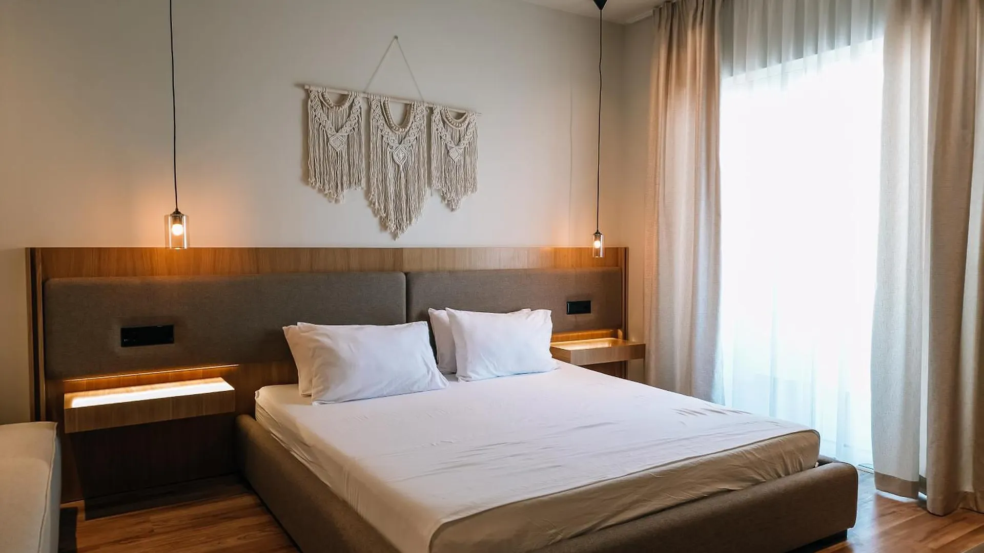 Sunset Shoreline Saranda - Sea View - Free Private Parking - Pool Hotel