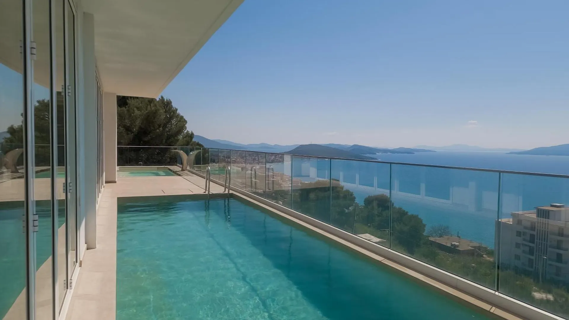 Sunset Shoreline Saranda - Sea View - Free Private Parking - Pool 4*,