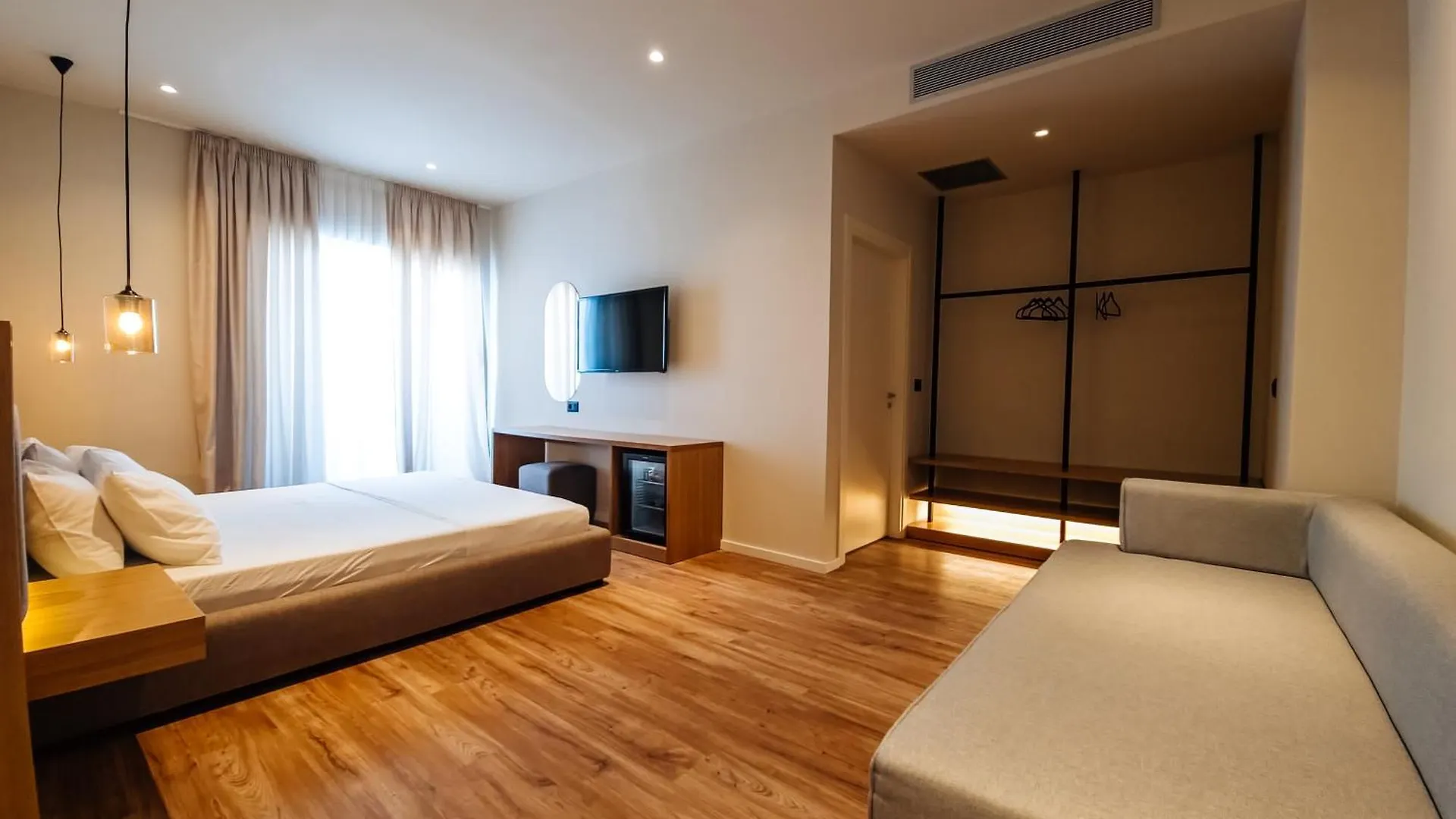 Sunset Shoreline Saranda - Sea View - Free Private Parking - Pool 4*, סרנדה