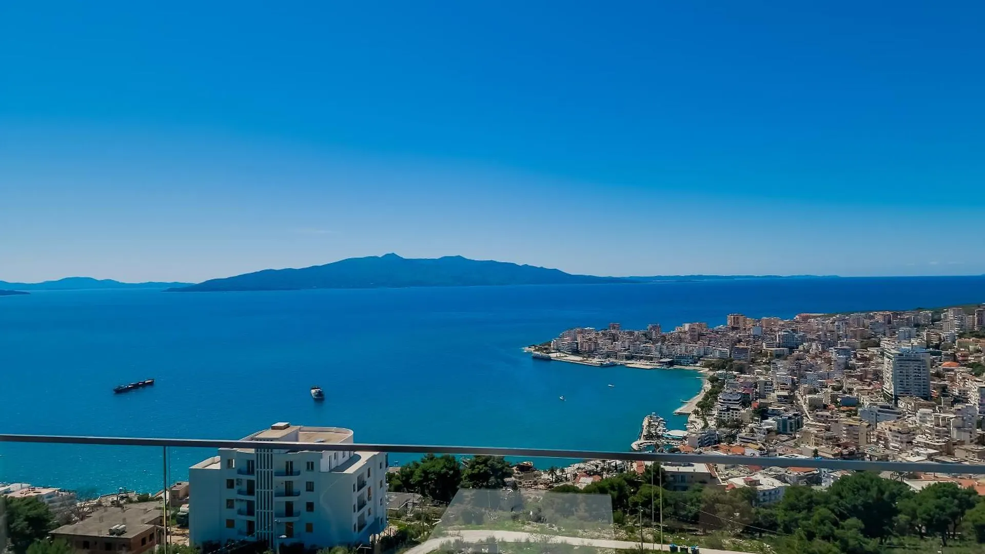Sunset Shoreline Saranda - Sea View - Free Private Parking - Pool Hotel