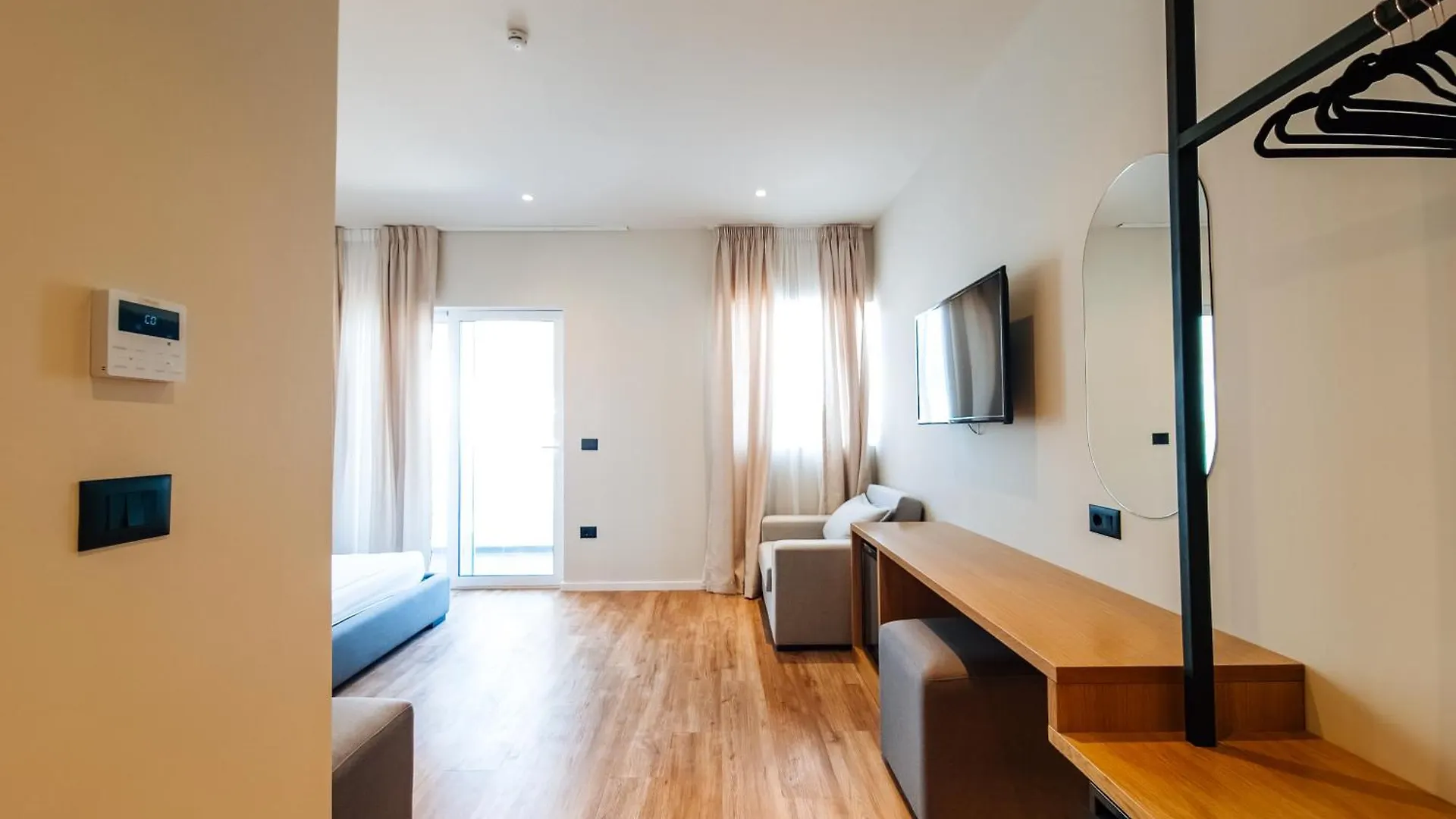 Sunset Shoreline Saranda - Sea View - Free Private Parking - Pool 4*,  Albania