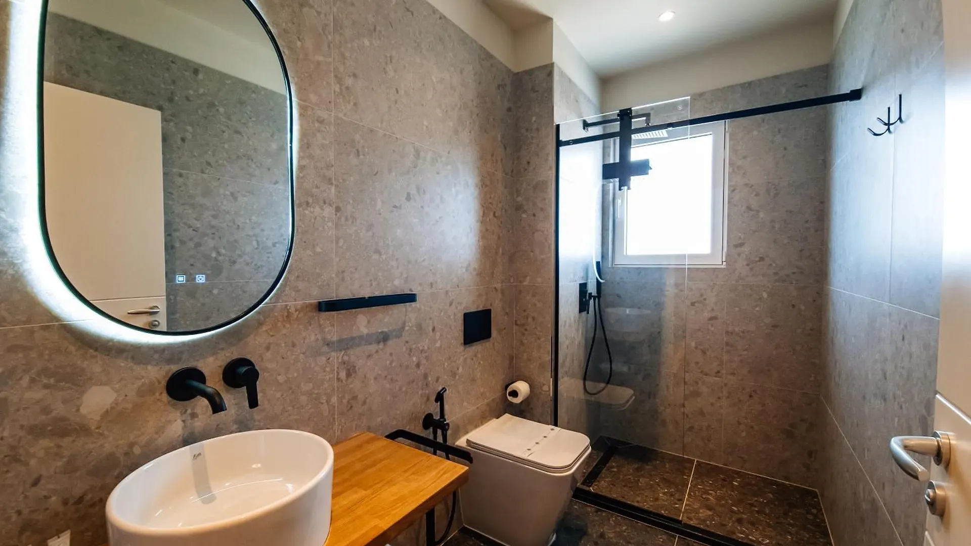 Sunset Shoreline Saranda - Sea View - Free Private Parking - Pool Hotel