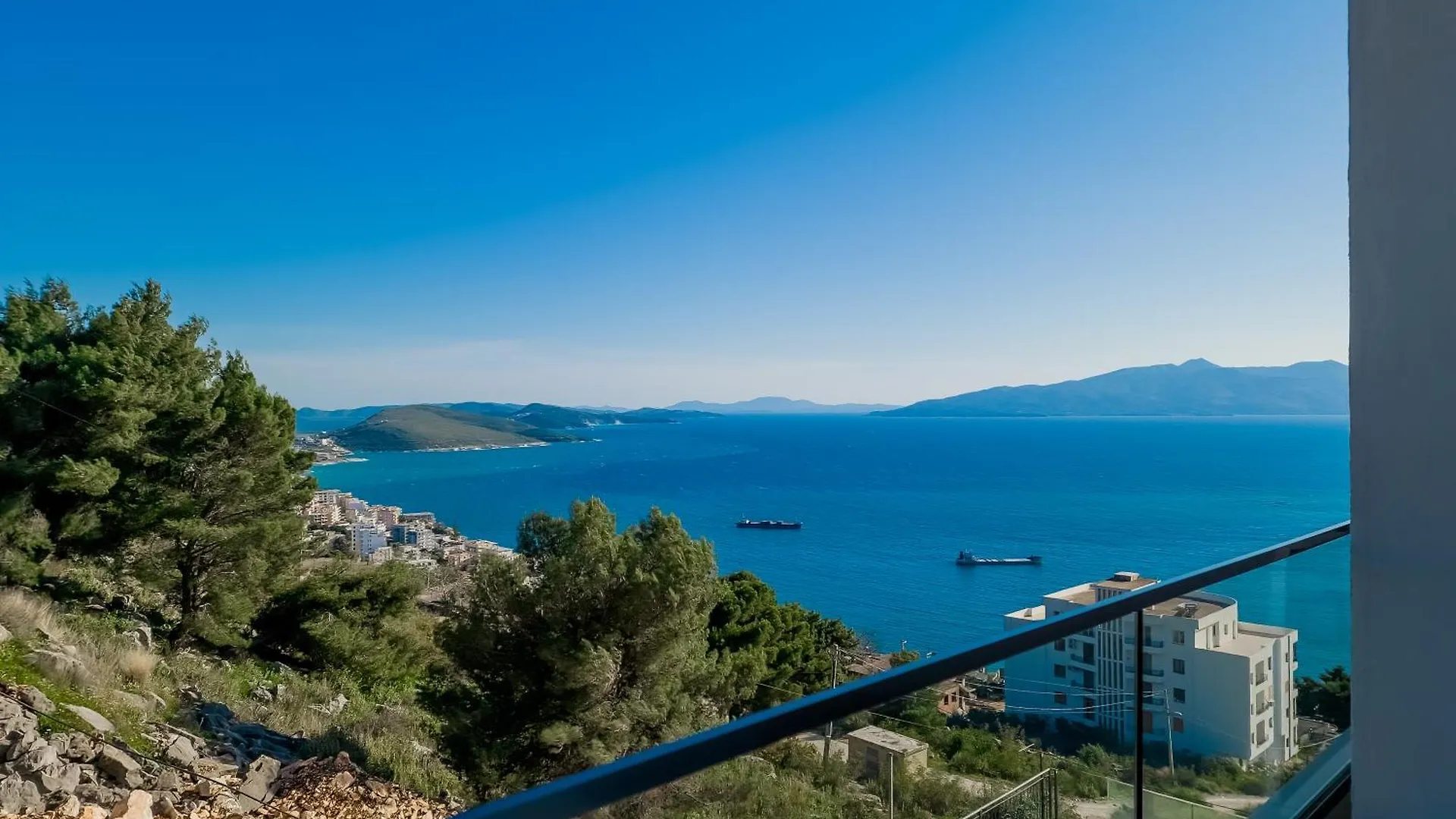 Sunset Shoreline Saranda - Sea View - Free Private Parking - Pool Hotel