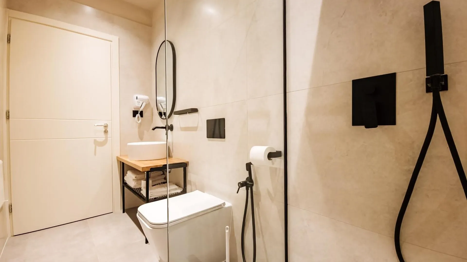 **** מלון Sunset Shoreline Saranda - Sea View - Free Private Parking - Pool אלבניה