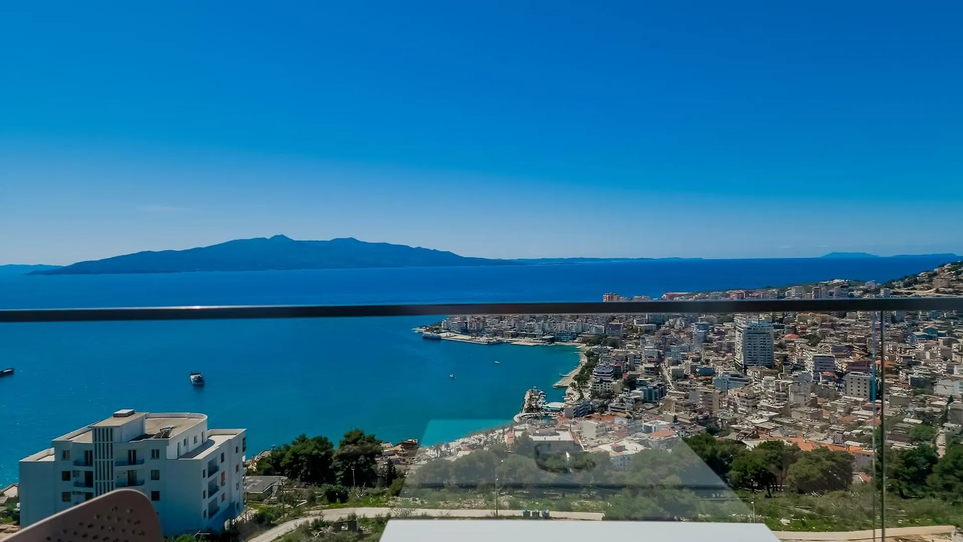Sunset Shoreline Saranda - Sea View - Free Private Parking - Pool Hotel