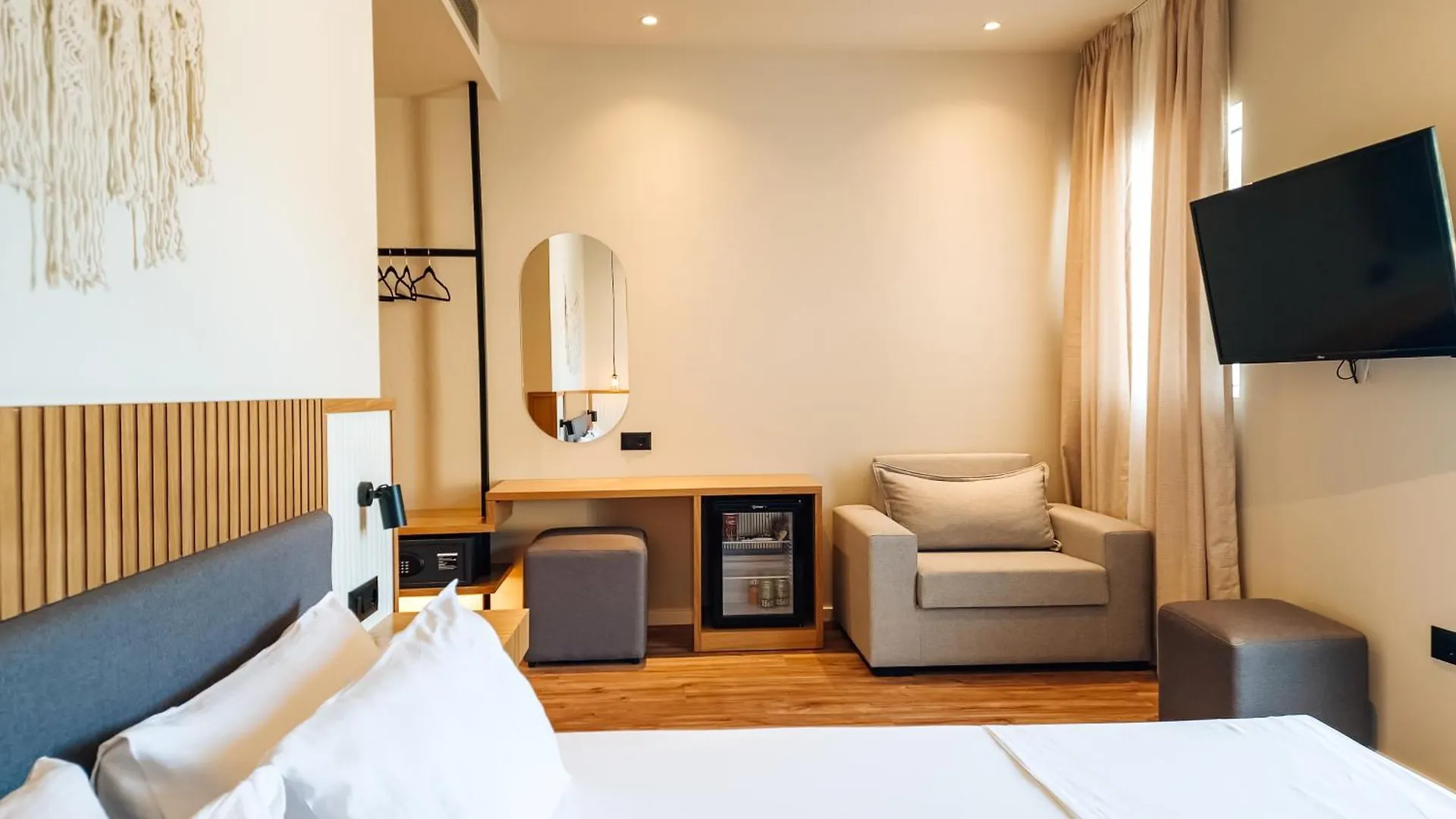 Sunset Shoreline Saranda - Sea View - Free Private Parking - Pool 4*, Sarande Albania