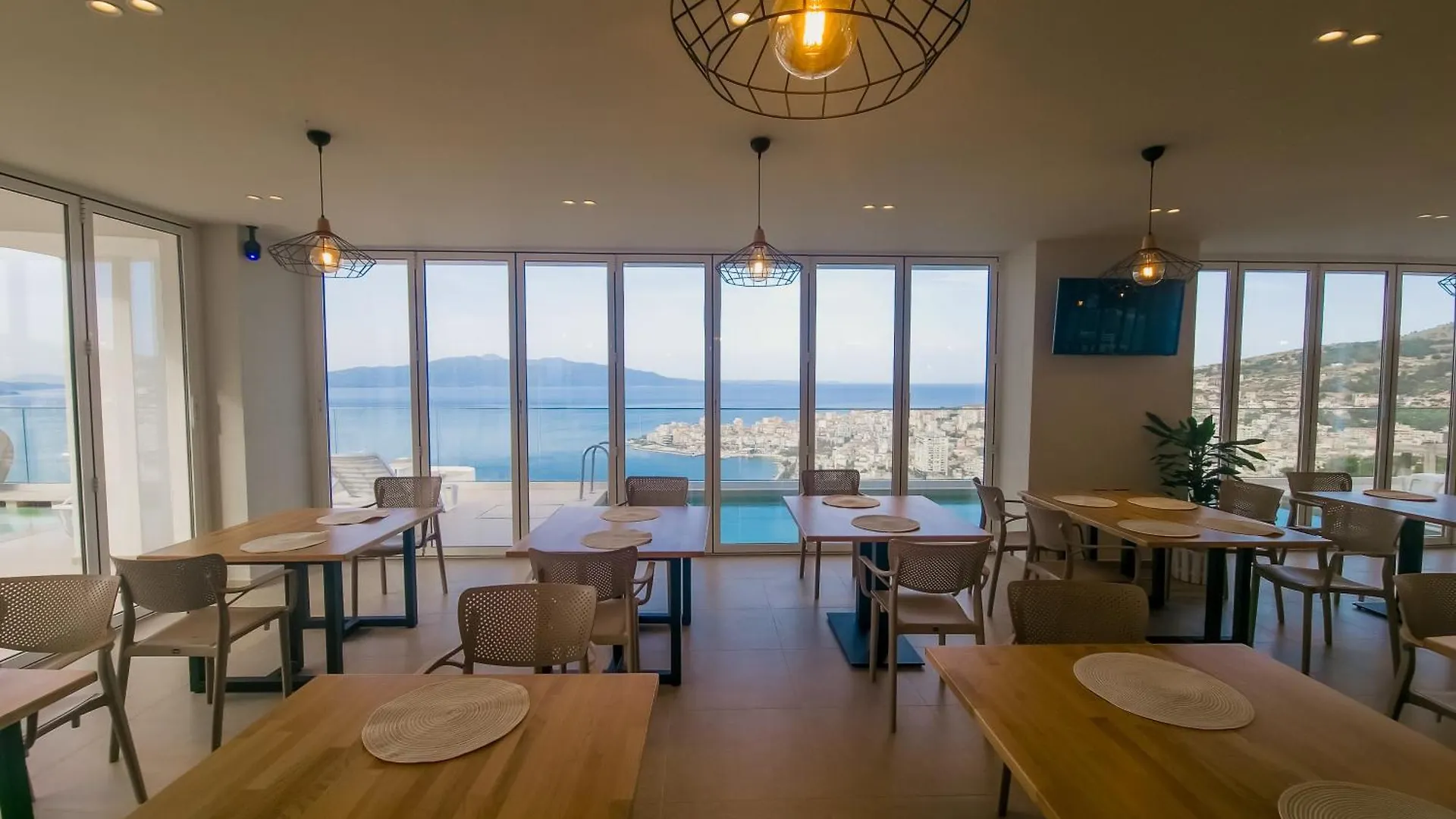 Sunset Shoreline Saranda - Sea View - Free Private Parking - Pool Albania