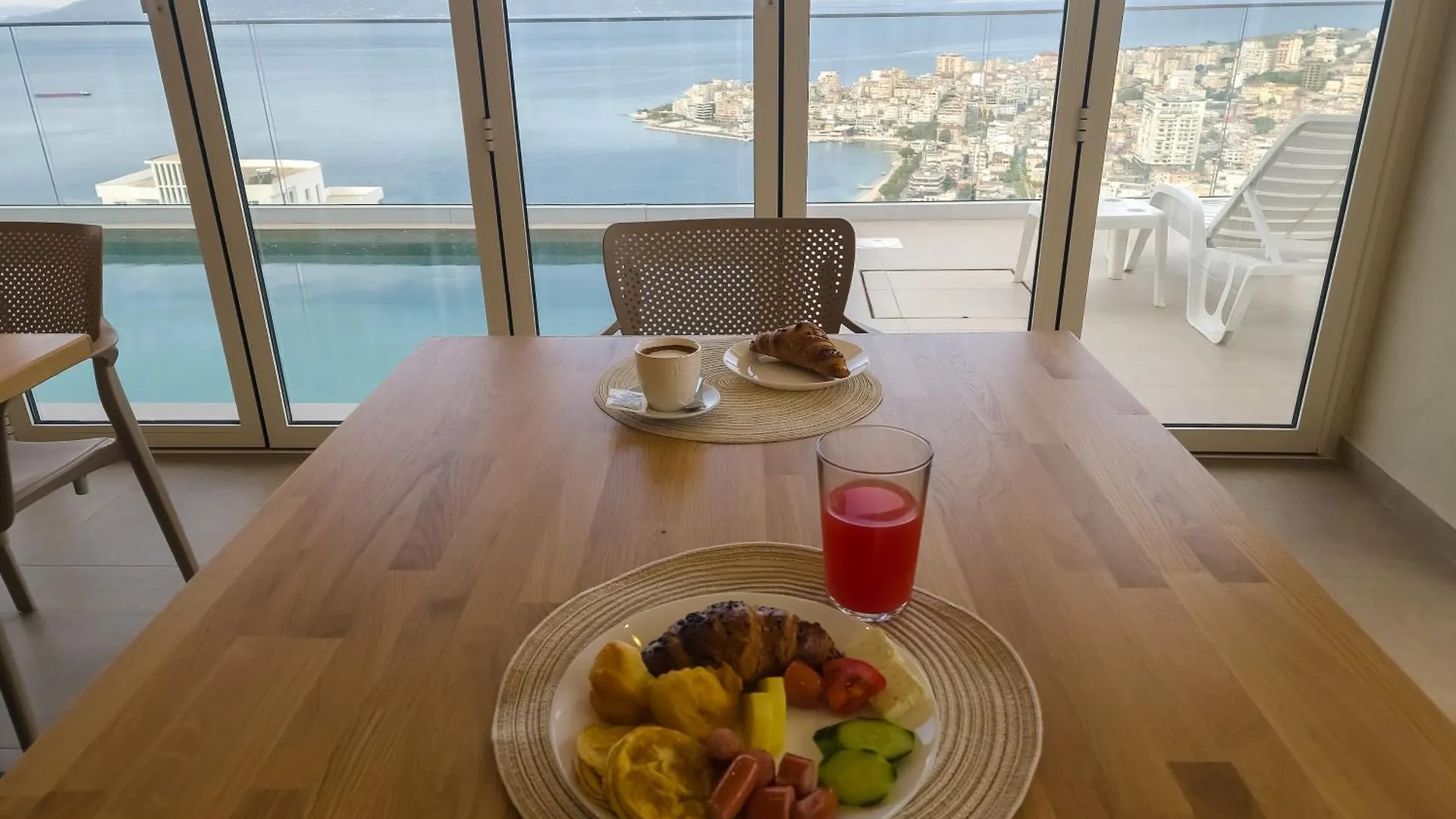 Sunset Shoreline Saranda - Sea View - Free Private Parking - Pool 4*,  Albania