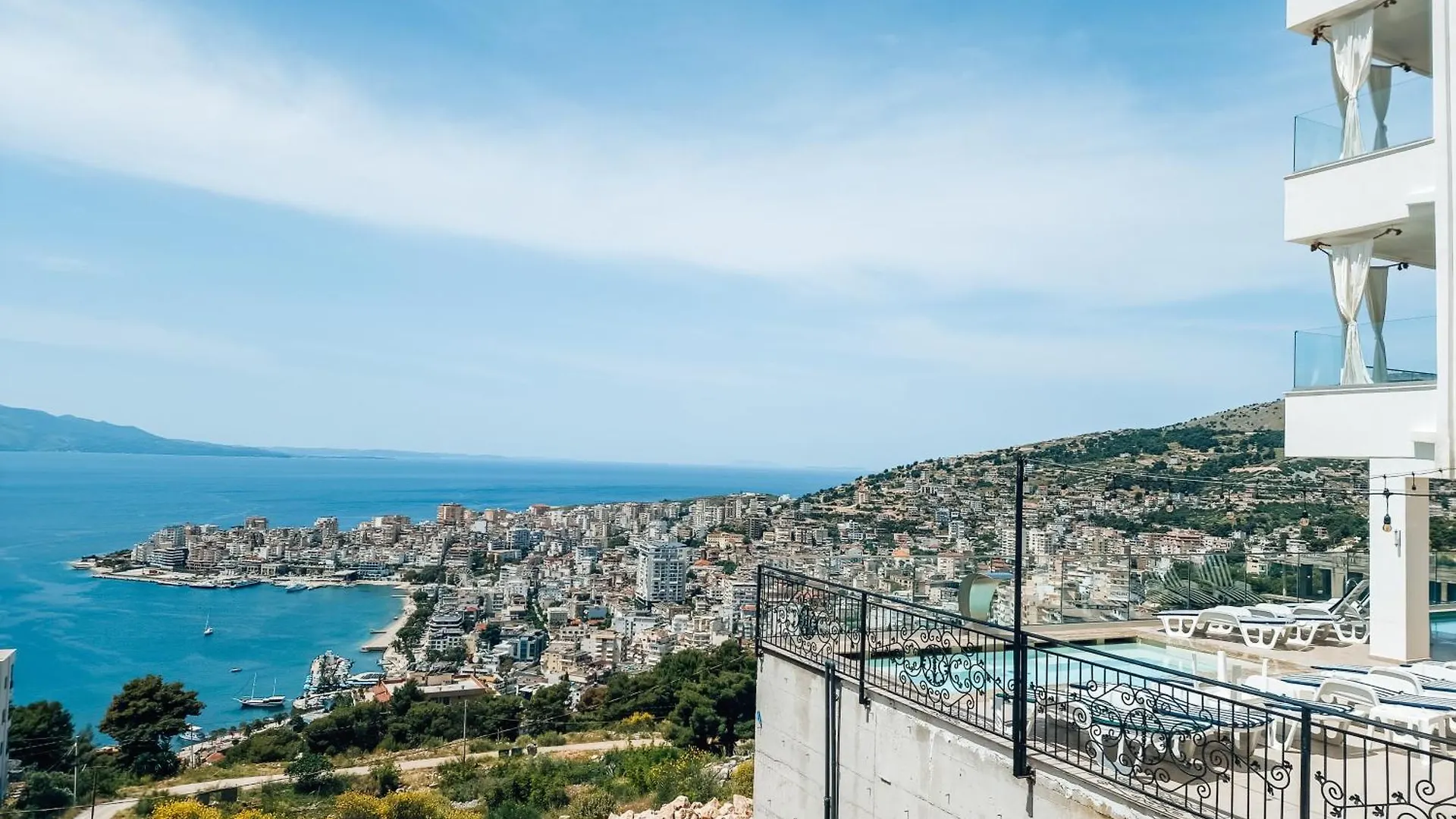 Sunset Shoreline Saranda - Sea View - Free Private Parking - Pool Hotel Sarandë