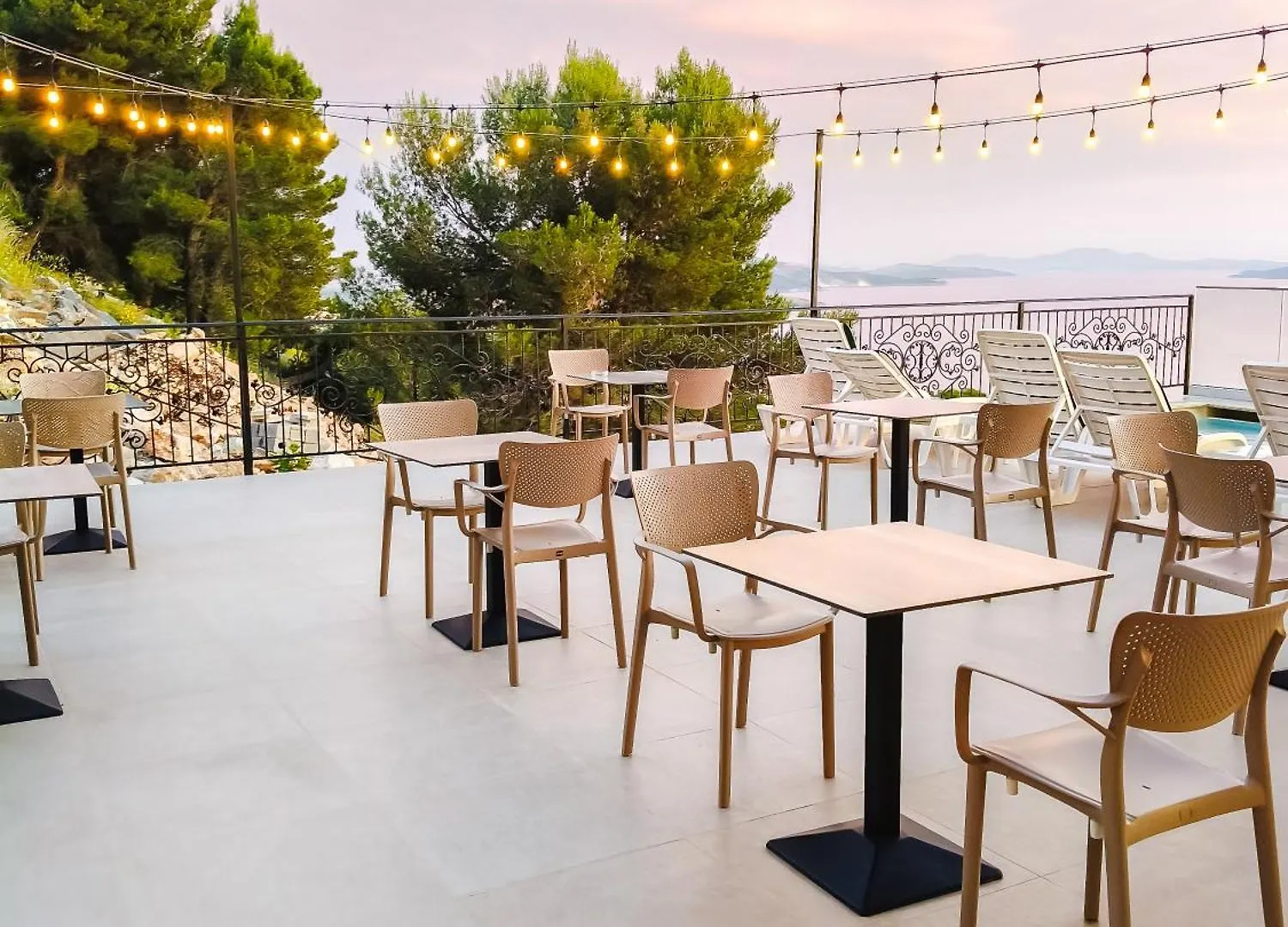 **** Hotel Sunset Shoreline Saranda - Sea View - Free Private Parking - Pool Albanien