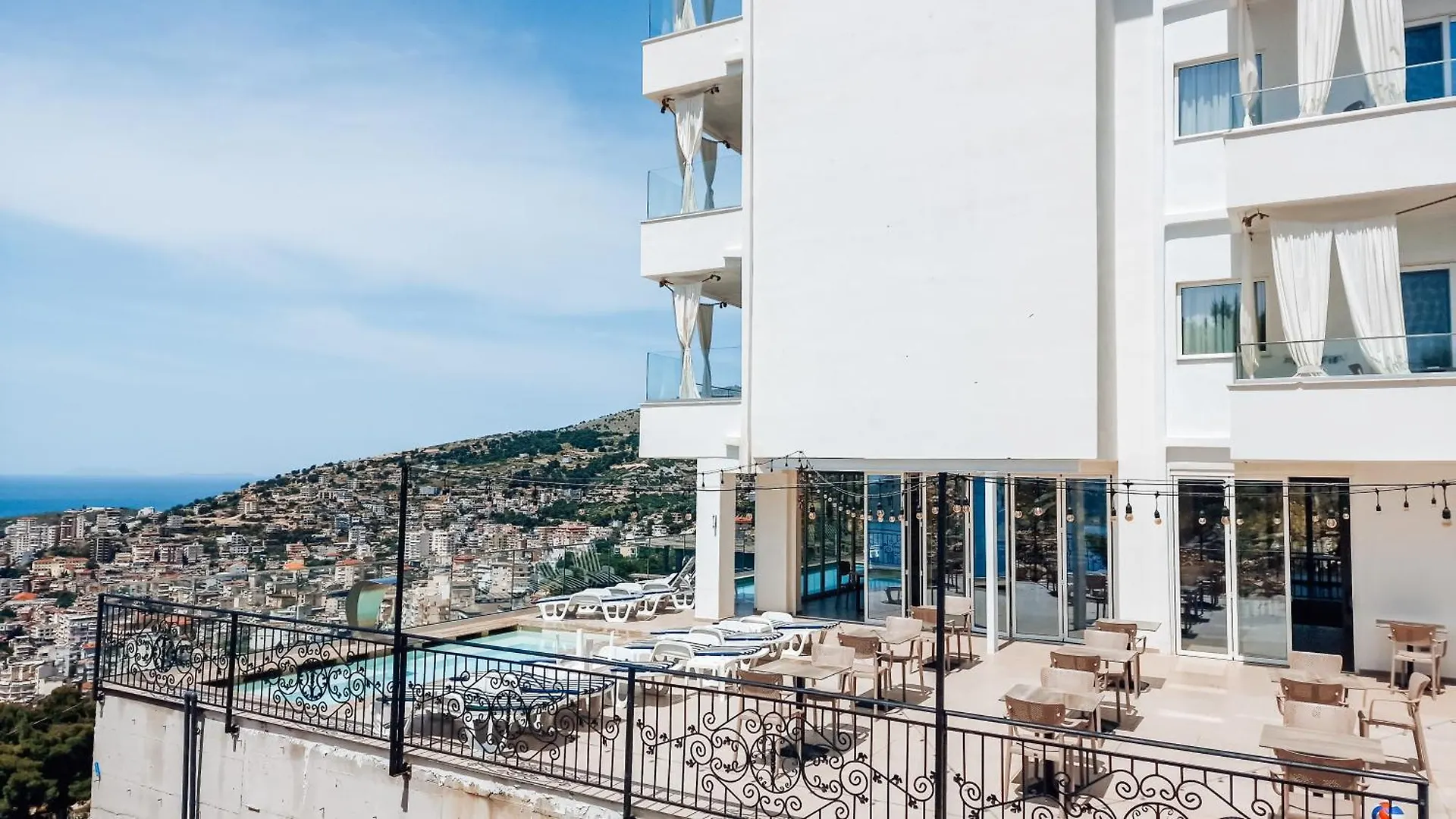 Sunset Shoreline Saranda - Sea View - Free Private Parking - Pool Hotel