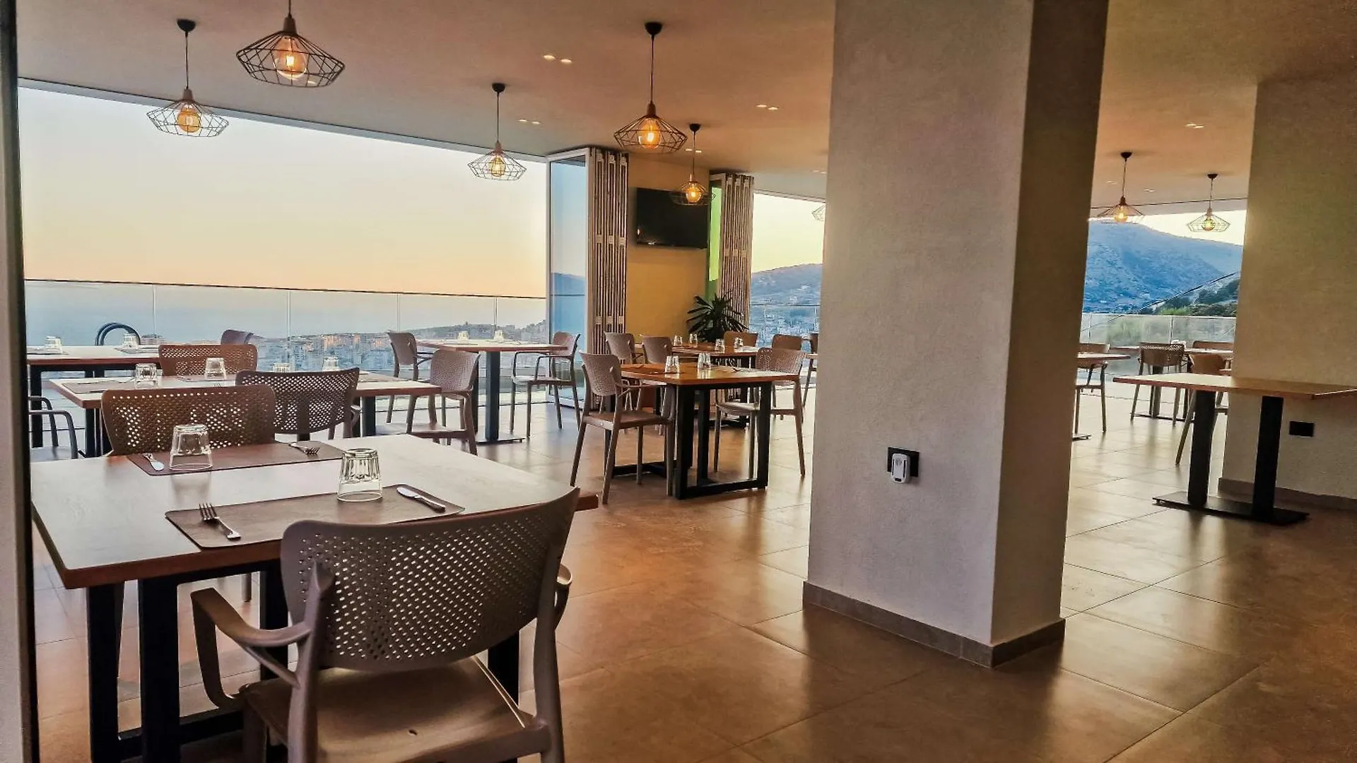 Sunset Shoreline Saranda - Sea View - Free Private Parking - Pool 호텔