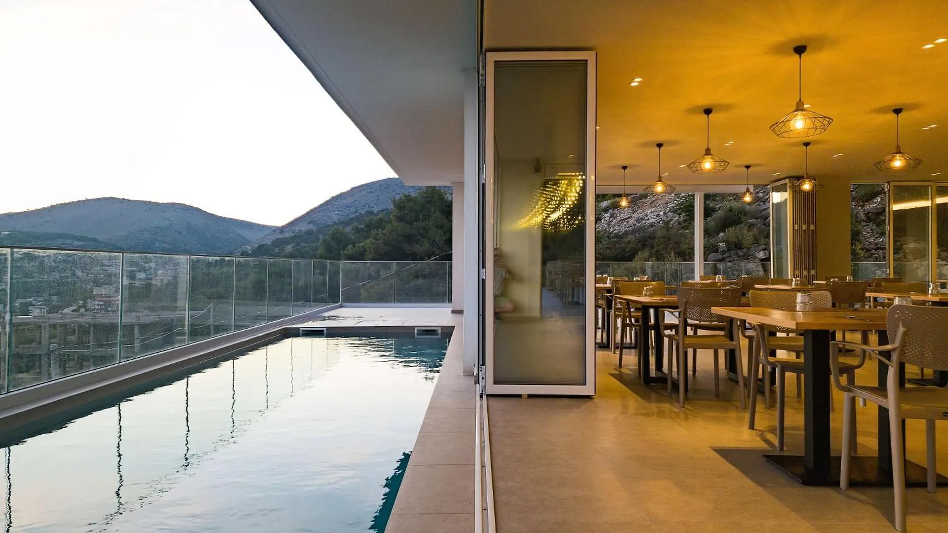 Sunset Shoreline Saranda - Sea View - Free Private Parking - Pool 4*, ساراندا