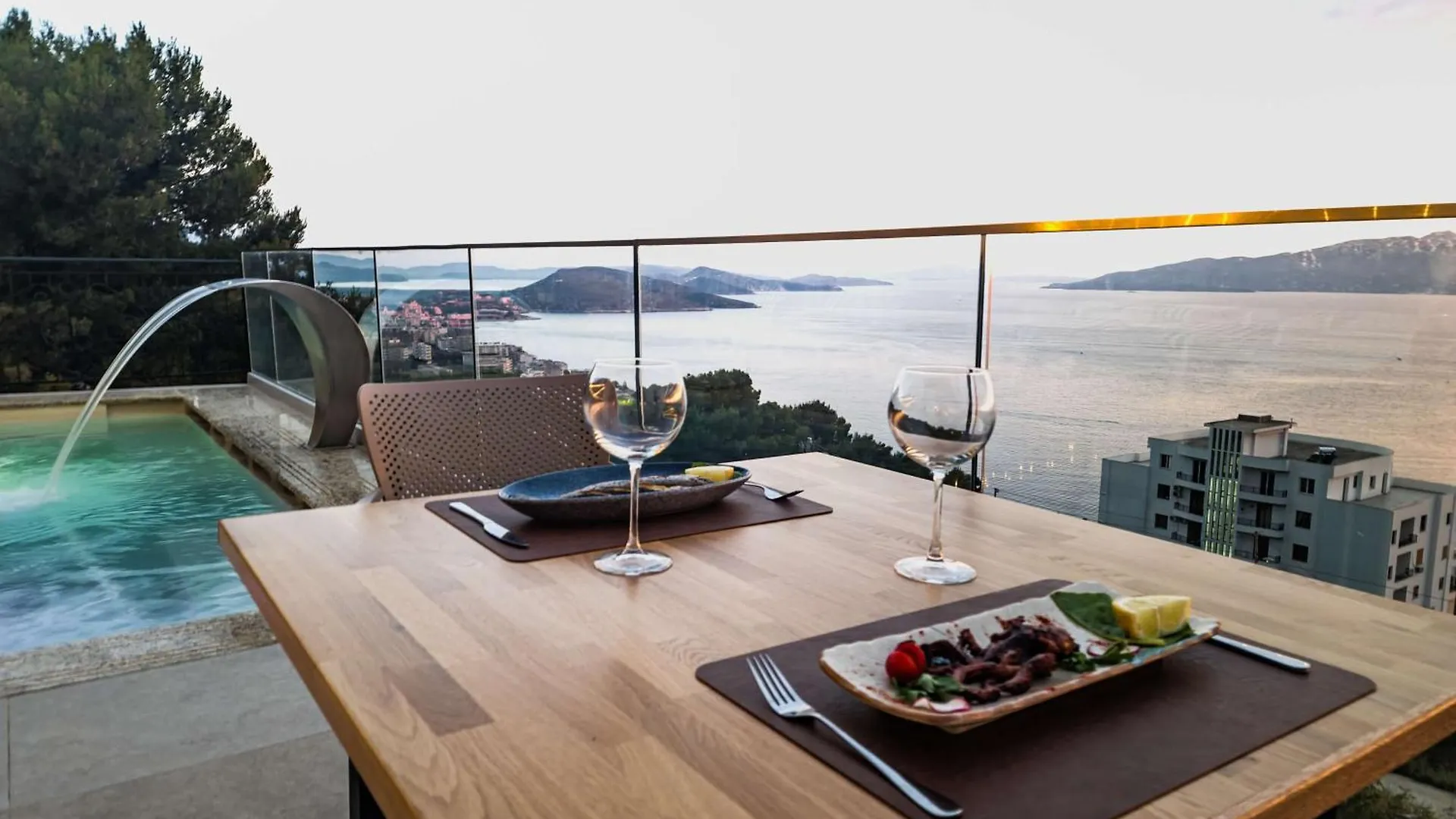 Sunset Shoreline Saranda - Sea View - Free Private Parking - Pool 4*, Sarandë Albanien
