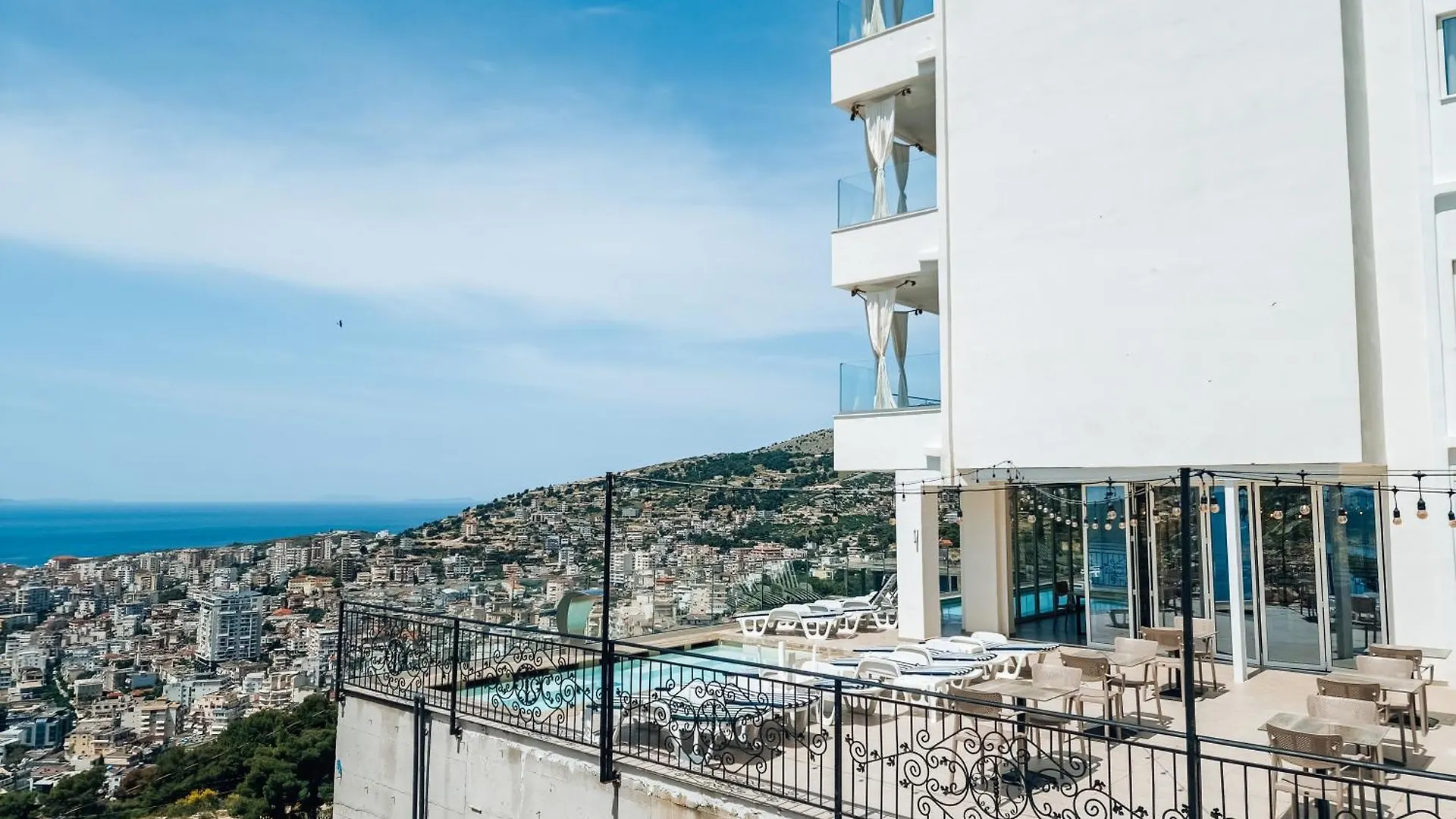 Sunset Shoreline Saranda - Sea View - Free Private Parking - Pool 4*, Sarande Albania