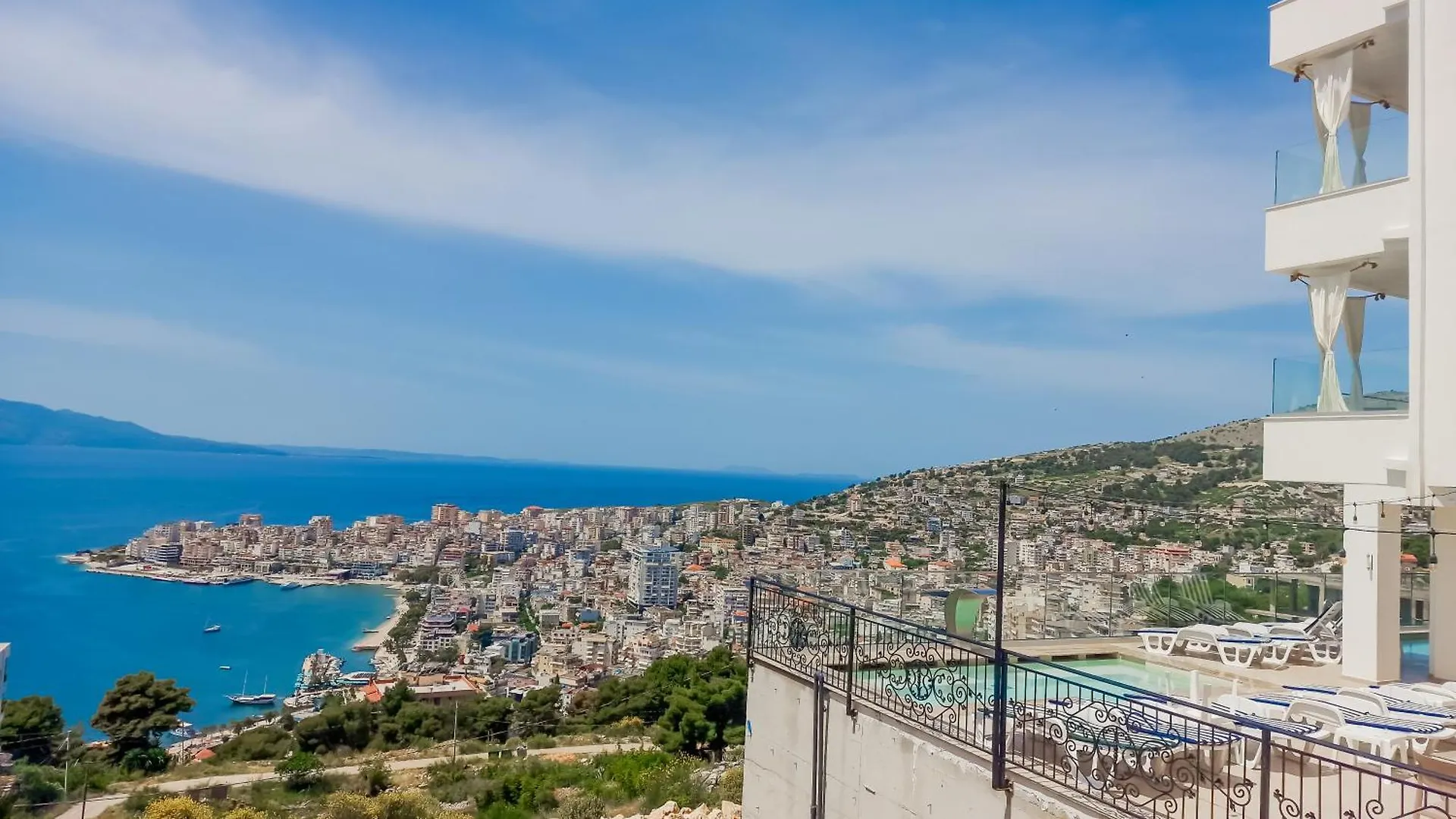 Sunset Shoreline Saranda - Sea View - Free Private Parking - Pool 4*, Sarande