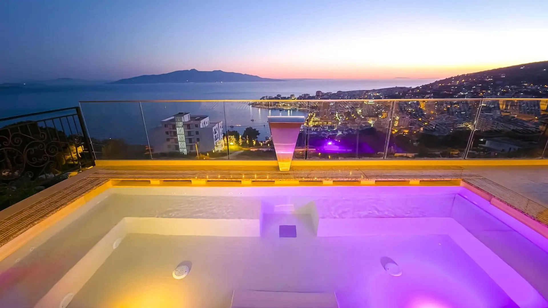 Sunset Shoreline Saranda - Sea View - Free Private Parking - Pool